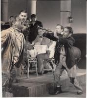 cca 1950 Farkas Tamás: Tompa Sándor színész mulatós jelenete, a kép széle foltos, 21x18 cm