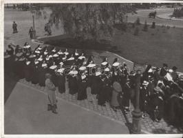 cca 1935-1940 Reich Péter Cornel: Apácák vonulása, pecséttel jelzett vintage fotóművészeti alkotás, 18x24 cm