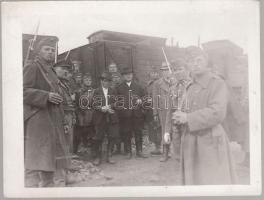 1940 Erdély, Börvely, civil foglyot kísérő katonák, feliratozva, 9x12 cm