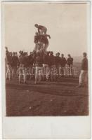 1910 Katonai fotó, gúla építése, megírt fotólap, Veszprémből Székesfehérvárra küldve, 9x14 cm