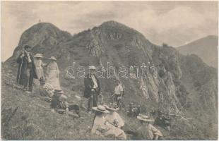 Brassó, Kronstadt; Keresztényhavas, kirándulók / Postavaru mountain, hikers (EK)