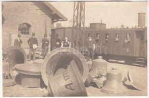 cca 1914 Katonai fotó, ágyúnak szánt harangok a vasútállomáson, 9x14 cm