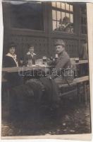 cca 1914 Katonai fotó, fiatal baka kimenőjén sörözget, 19x13 cm