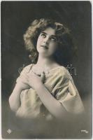 10 db RÉGI motívumlap; hölgyek, művész, kutya / 10 old motive cards; lady, art, dog