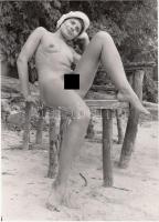 cca 1970-1980 Duna-parti nudista vendéglőben, finoman erotikus fénykép, 18x13 cm / 
cca 1970-1980 Er...