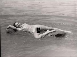 cca 1970-1980 A Duna hűs vizében lubickolva, finoman erotikus fénykép, 18x24 cm / 
cca 1970-1980 Ero...