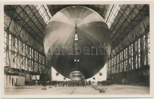 Graf Zeppelin, Einbringen in die Halle