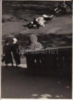 cca 1935 Gaál Margit (1913-1999): Kora tavasszal a vároldalban, DUTO lágyító előtéttel készült, jelzetlen vintage fotóművészeti alkotás a szerző hagyatékából, 24x18 cm