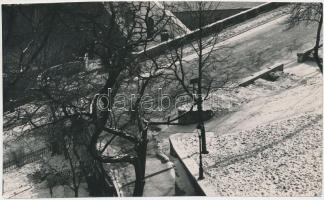 cca 1940 Haár Ferenc (1908-1997): A budai vár télen, pecséttel jelzett vintage fotó, 10,5x17,5 cm