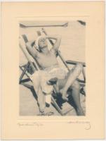 1930 Orphanidesz János (1876-1939): Badeni napfürdő, vintage fotó, művészfólián keresztül másolva, aláírt; képméret 16x11 cm, papírméret 24x18 cm