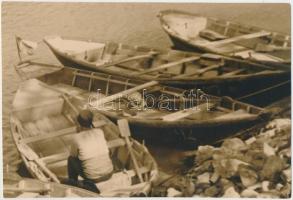 cca 1930 Thöresz Dezső (1902-1963): Csónakkölcsönző turistákra várva, jelzés nélküli vintage fotó a szerző hagyatékából, 14x21 cm
