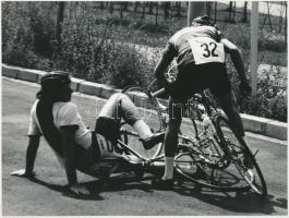 cca 1980 Gebhardt György (1910-1993): Tragédia, kerékpár versenyzők balesete, feliratozott vintage fotóművészeti alkotás, 18x24 cm