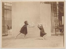 1919 Láng Rózsi és Lányi Gréte a műteremben, feliratozott kép a Szentpál iskola archívumából, 8,5x12 cm