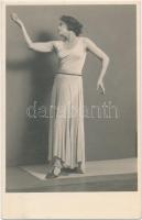 cca 1930 Ismeretlen hölgy műtermi felvétele a Szentpál iskola archívumából, 12,5x8 cm