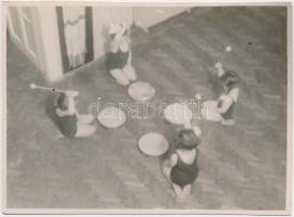 1931 Manninger: Négy doboló gyermek, jelzés nélküli, feliratozott vintage fotó, a Szentpál iskola archívumából, 8x11 cm