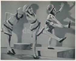 cca 1930-1940 Leichtner Erzsébet vintage fotója a Szentpál Olga gyermek tánccsoportjának tagjairól, pecséttel jelzett, 12x15 cm