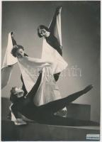 cca 1930-1940 Leichtner Erzsébet vintage fotója a Szentpál Olga tánccsoportjának tagjairól, matricával jelzett, 23x17 cm