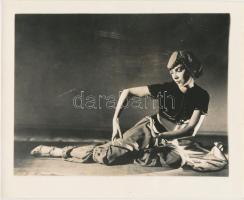 cca 1920-1930 Mozdulatművész a Ballet de Vigny társulatban, dr. Asbóth menedzselésében, pecséttel jelzett fotó, 20x25 cm