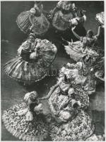 cca 1960 Néptánc népviseletben, 24x18 cm