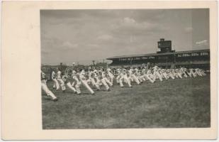 cca 1930 Tőrvívók támadó állásban, sportolók formációs gyakorlata egy sportpályán, fotólap, 8,5x13 cm