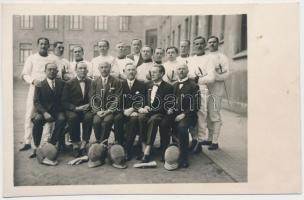 cca 1930 Kardvívók, edzők és egyesületi vezetők közös csoportképe, fotólap,  8,5x13 cm