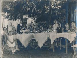 cca 1920 Az Országh és a Donhoffer család vasárnapi ebédje a kertben, feliratozott fénykép, felületén törésvonal, 18x24 cm