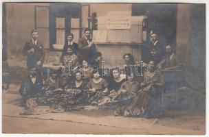 cca 1920 Szőnyeg javító műhely alkalmazottai az üzlet elé kitelepülve, fotólap, 8,5x13 cm