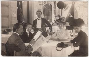 1911. szeptember, Betty (Abbázia): A hölgyek kalapban díszelegnek, az urak dohányoznak és újságot olvasnak, társasági élet az Abbázián, fotólap, 9x14 cm