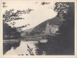 cca 1930 Margit fényképészet: Lillafüredi kastély, pecséttel jelzett vintage tájkép, 18x24 cm