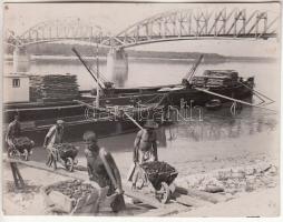 cca 1930 A bajai híd alatt uszályok kirakodása, szociofotó, 8x11 cm