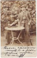 1904 Kassáról Kassára küldött privát fotólap, rajta két vadász, 14x9 cm