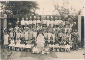 1931 Szeged, óvodások záróünnepélye után készült csoportkép, feliratozva, 17x23 cm