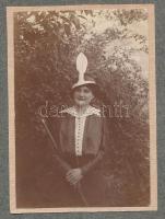 cca 1900 Arad, vasútállomás (az épületen levő kis táblák olvashatóak), 2 db fénykép kartonra ragaszt...