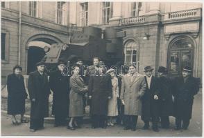 cca 1930 A csoport mögött páncélozott katonai jármű, valószínűleg az I. vh-ból, 11x17 cm