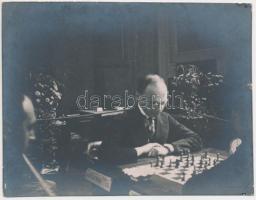 1927 Kankowszky Ervin: Tartakower Savielly sakkmester a kecskeméti nemzetközi sakkversenyen, pecséttel jelzett, feiratozott fotó, 8x11 cm