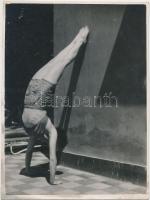 cca 1930 Sztrokay Kálmán (1886-1956): Kézen állás, jelzetlen vintage fotó a szerző hagyatékából, 12x...