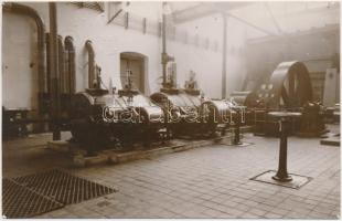 cca 1930 Röck István gépgyárának egyik üzemcsarnoka, hideg pecséttel ellátott fotólap, 9x14 cm