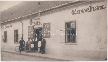 cca 1920-1930 Fekete Sas sör csarnok és kávéház épülete, személyzete, tulajdonosa, 9x16 cm