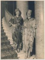 cca 1930-1940 Schäffer Gy.: Alkalmi báli ruhákban a divatos és  szép hölgyek, a kép felületén törésnyomok, 23x17 cm