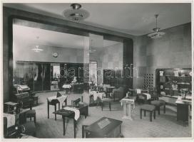 cca 1930-1940 Seidner Zoltán (Budapest): Málik József budapesti varrógép szaküzlete, pecséttel jelzett vintage fotó, 18x24 cm