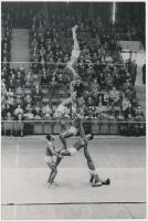 cca 1950-1960 Ünnepi dísztorna, gúla építő gyakorlat, feliratozott sportfotó, 18x12 cm