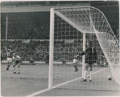 cca 1950 A későn ébredő kapus naiv kérdése: Hol a labda gyerekek? Sportfotó Angliából, 20x25 cm
