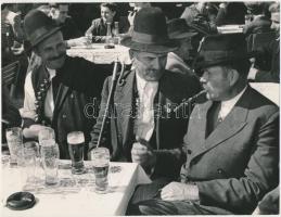 1954 Beliczai: Juhászok áldomása a jó vásárra, aláírt vintage fotó, 18x24 cm