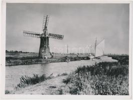 1948 Anglia, Norfolk broads, a lakóhajós kirándulások bölcsője, angolul feliratozott vintage fotó a The Times archívumából, 17x22 cm