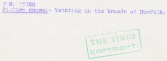 1948 Anglia, Norfolk broads, a lakóhajós kirándulások bölcsője, angolul feliratozott vintage fotó a ...