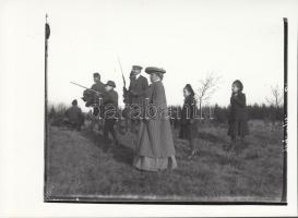 1911 Sárpentele, a Széchényi család vadászaton. Középen Chiclette a francia nevelőnő, előtte Széchén...