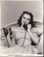 cca 1950 Deanna Durbin a Három kisördög című film egyik jelenetében, filmfotó, 25x19 cm