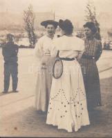 cca 1900-1910 Hölgyek, teniszparti előtt, a labdaszedő fiúval, 19x16 cm