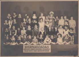 cca 1930 Budapest, Révész Dezső rendező gyermekművész növendékeinek csoportképe, 16x22 cm