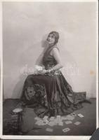cca 1930-1940 Photo Nadir (Alep, Syrie): Kártyavető jós cigánylány, pecséttel jelzett vintage műtermi fotó, egyik sarka hiányzik, 23x16 cm